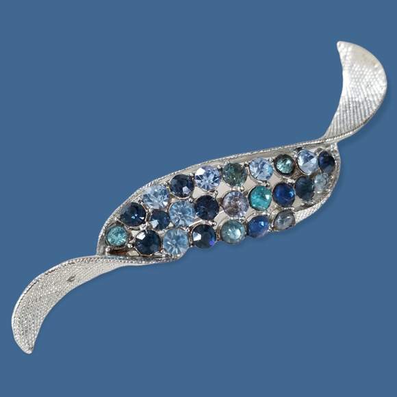 Vintage CORO Blue Rhinestone Brooch Mid Century Silver Tone Metal Finish - Picture 3 of 8